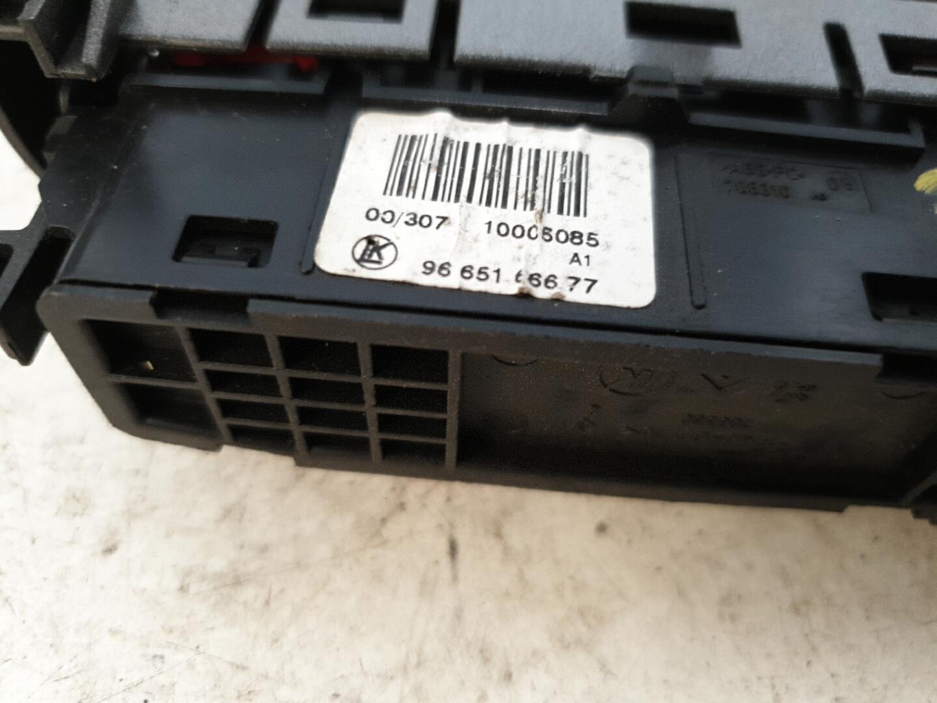 Bouton de warning PEUGEOT 308 1 PHASE 1 Diesel - 1