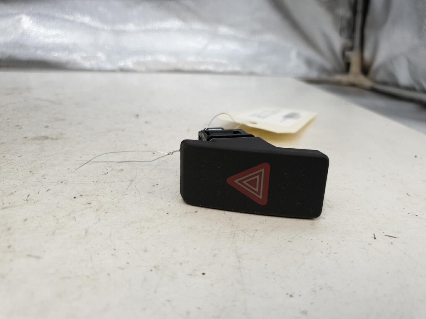 Bouton de warning SUZUKI SWIFT 3 Diesel - 1