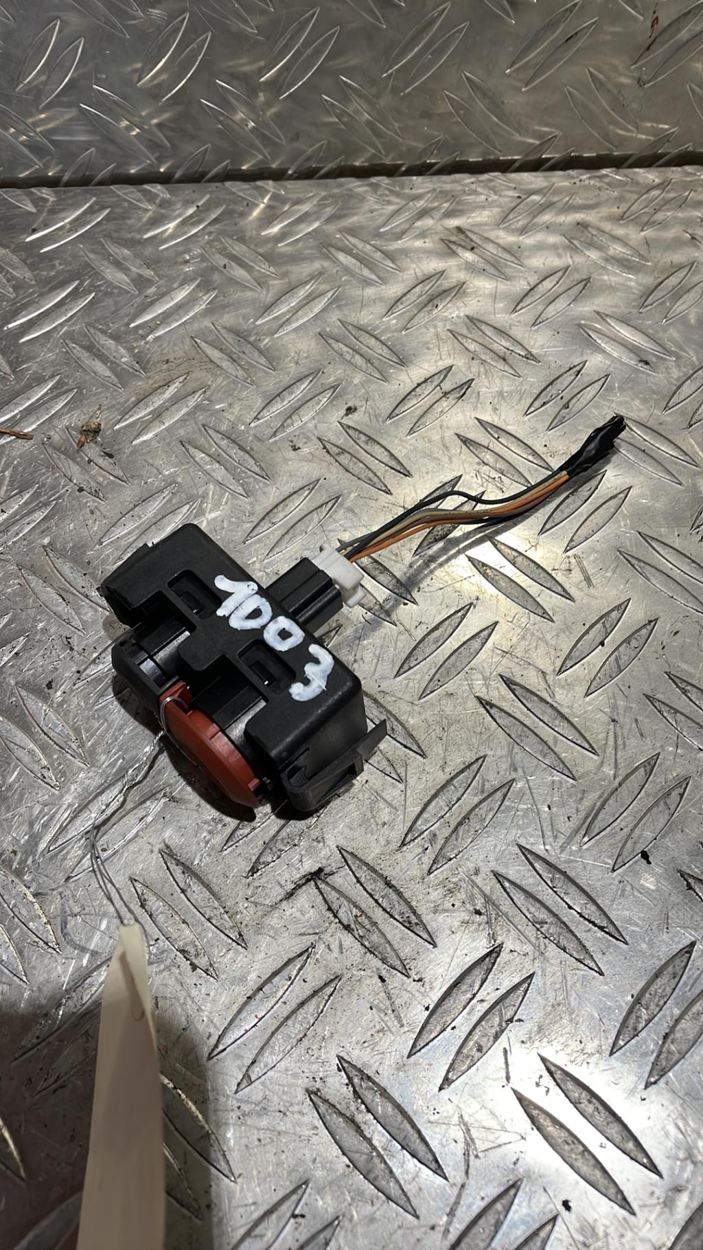 Bouton de warning RENAULT CLIO 3 PHASE 1 Essence - 1