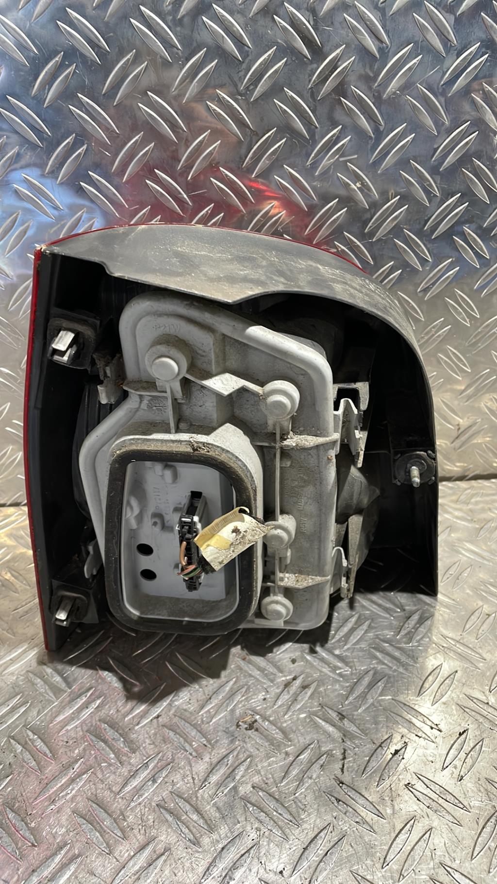 Fanale posteriore principale destro (luci) VOLKSWAGEN POLO 4 PHASE 1 Diésel - 1
