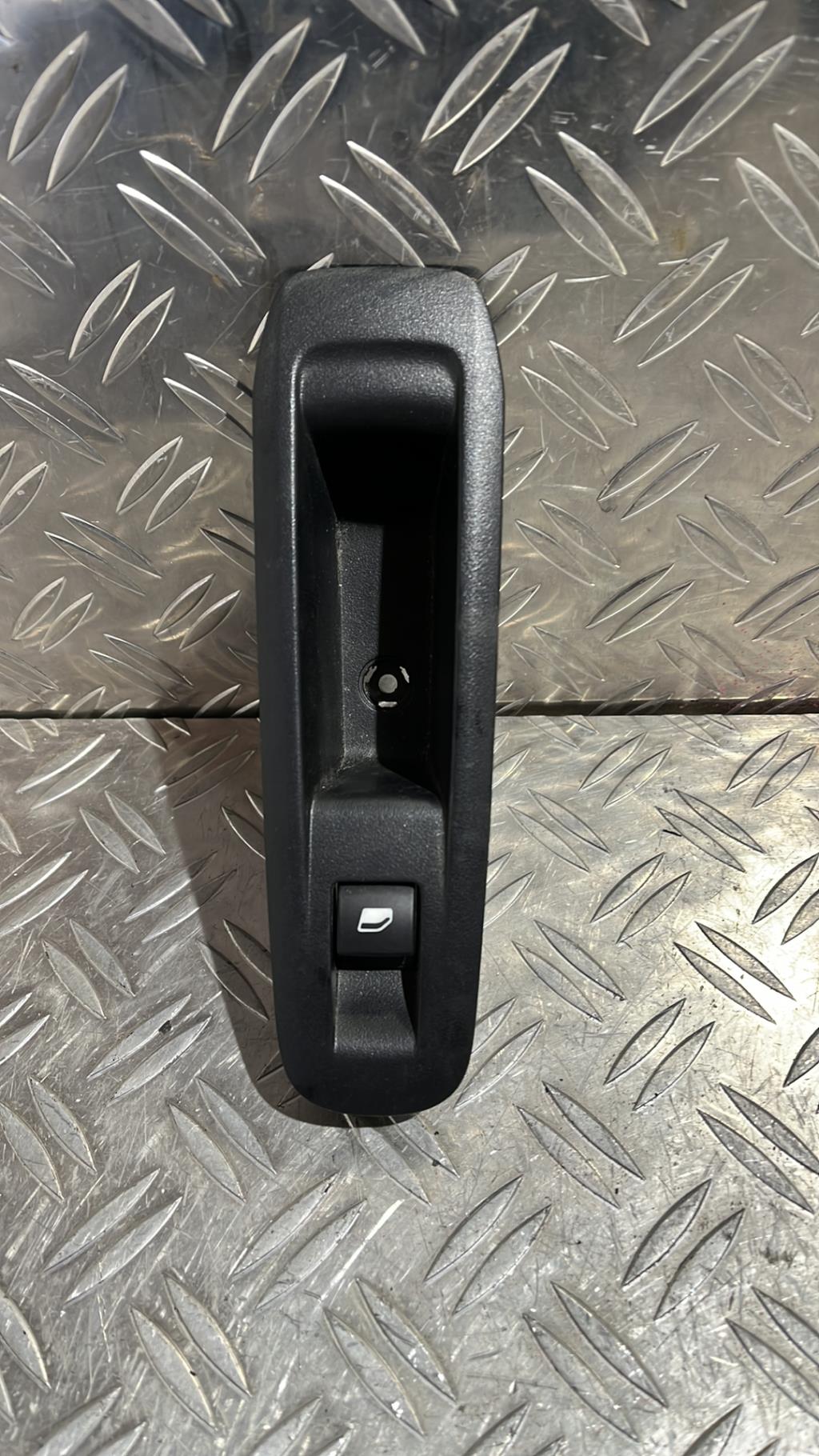Interruttore lavacristalli posteriore destro PEUGEOT 308 2 SW PHASE 2 BREAK Diésel - 1
