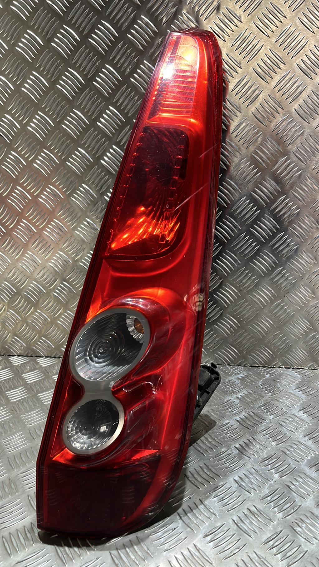 Fanale posteriore principale destro (luci) FORD FIESTA 5 PHASE 2 Diésel - 1