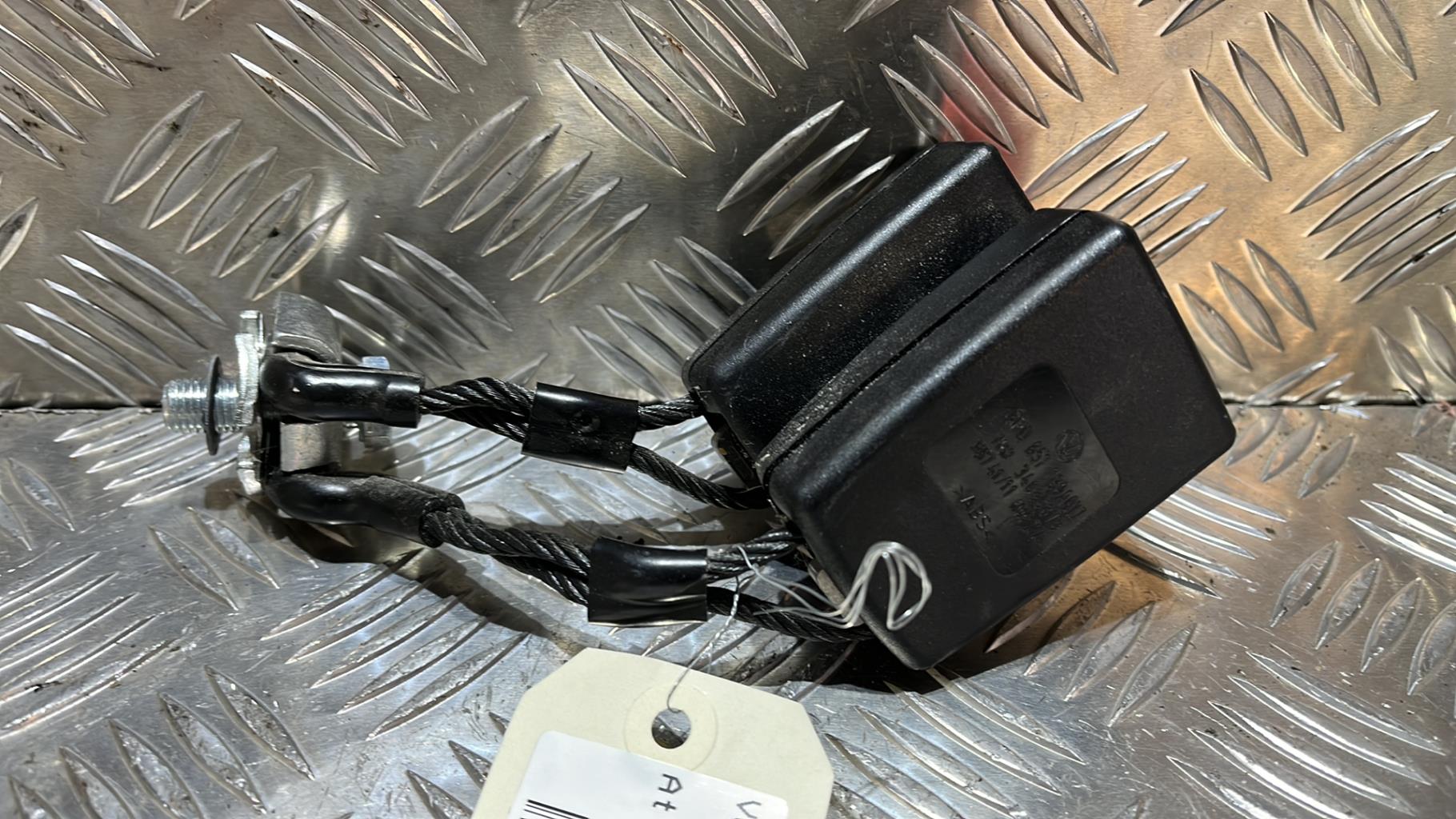 Aggancio cintura sicurezza posteriore sinistro VOLKSWAGEN POLO 5 PHASE 1 Diésel - 1