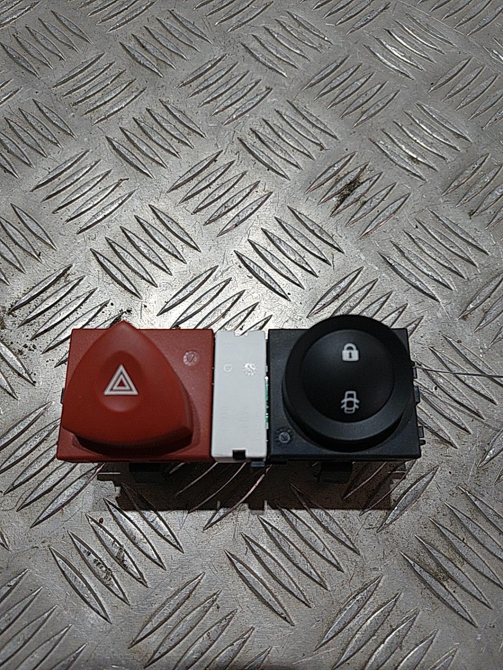 Bouton de warning RENAULT MEGANE 2 PHASE 2 Diesel - 1