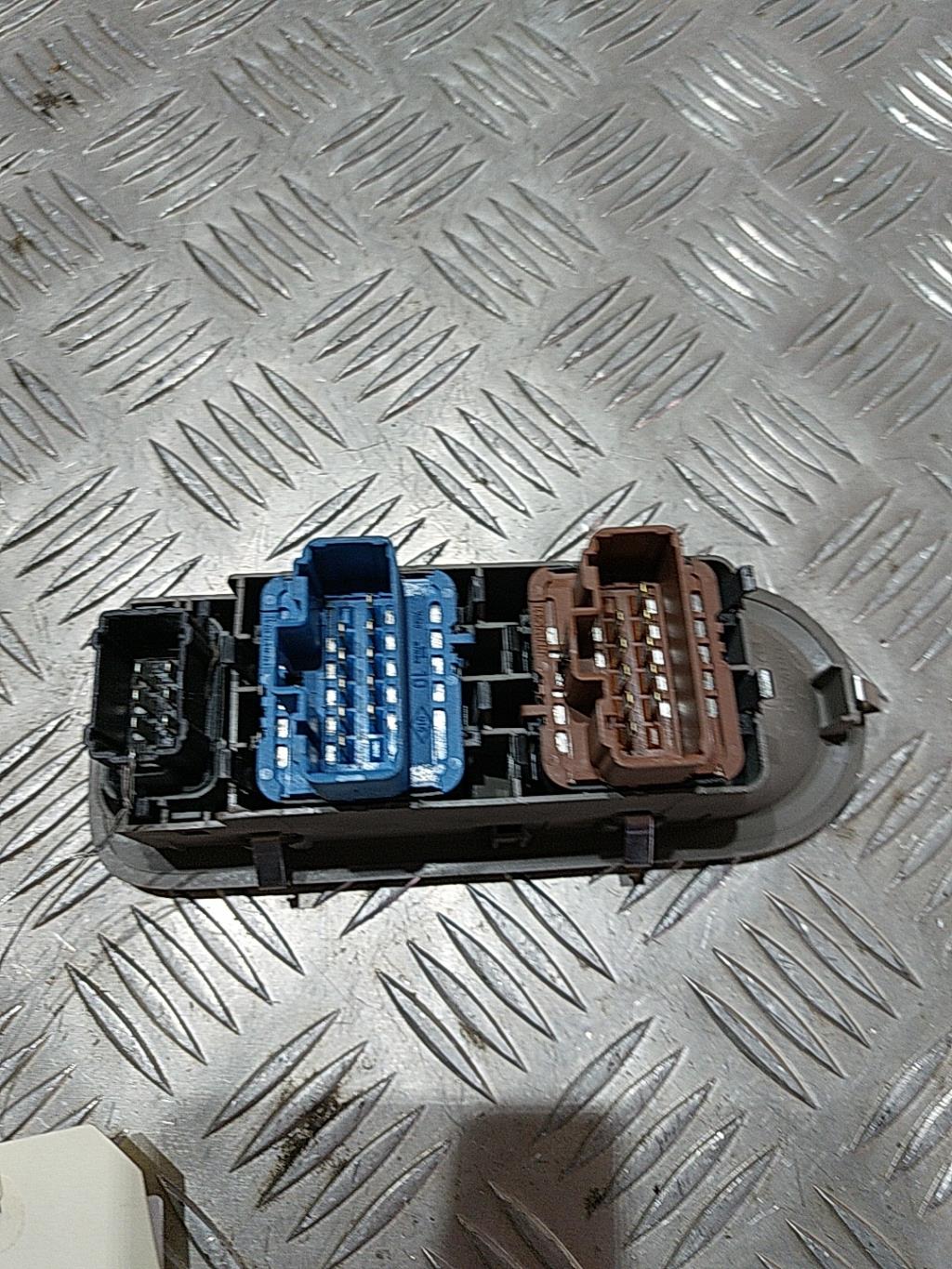 Interruttore lavacristalli anteriore sinistro RENAULT CLIO 3 PHASE 1 Diésel - 1