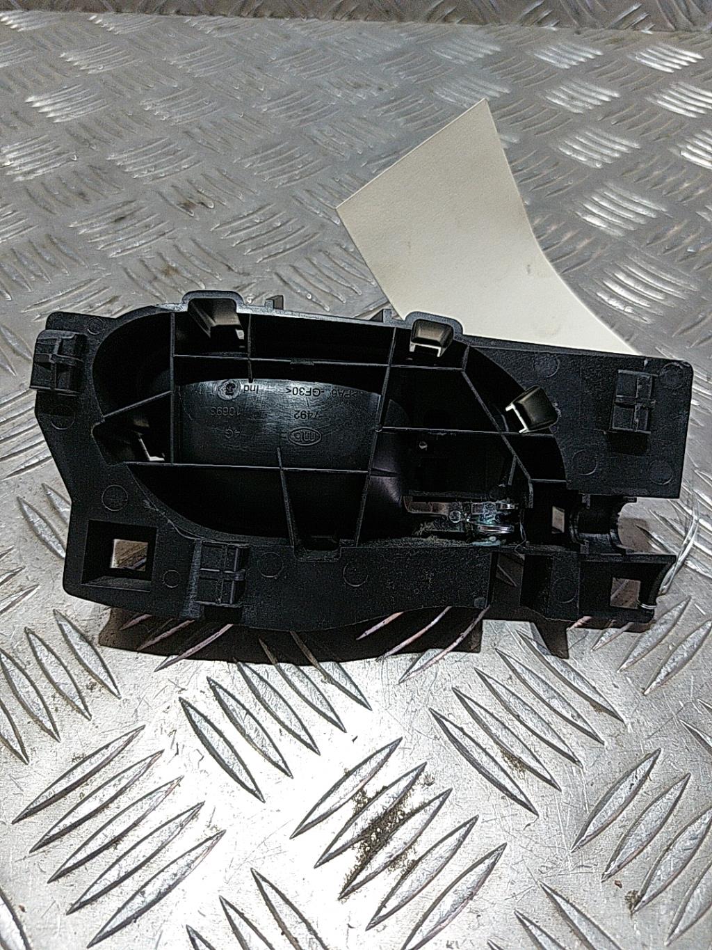 Maniglia interna anteriore sinistra PEUGEOT 308 1 SW PHASE 1 BREAK Diésel - 1