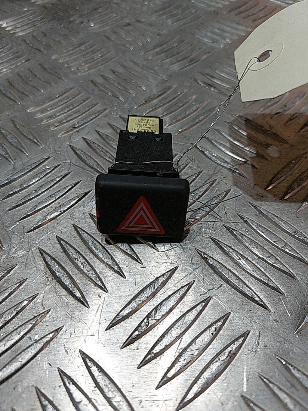 Bouton de warning AUDI A4 2 AVANT PHASE 1 BREAK Essence - 1