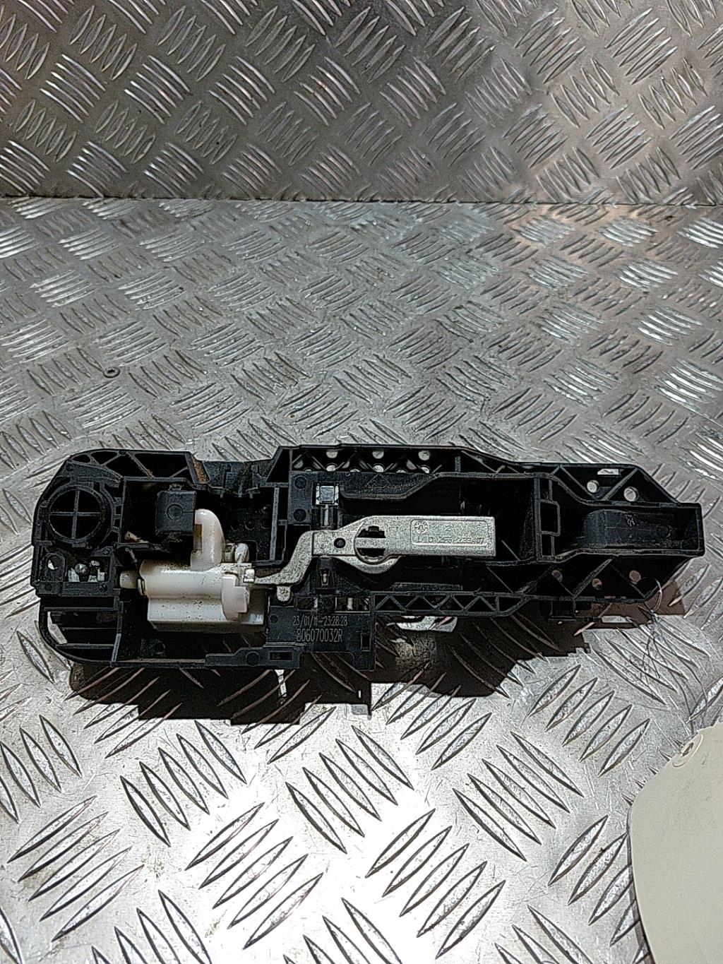 Maniglia portiera posteriore sinistra RENAULT MEGANE 3 PHASE 1 Diésel - 1