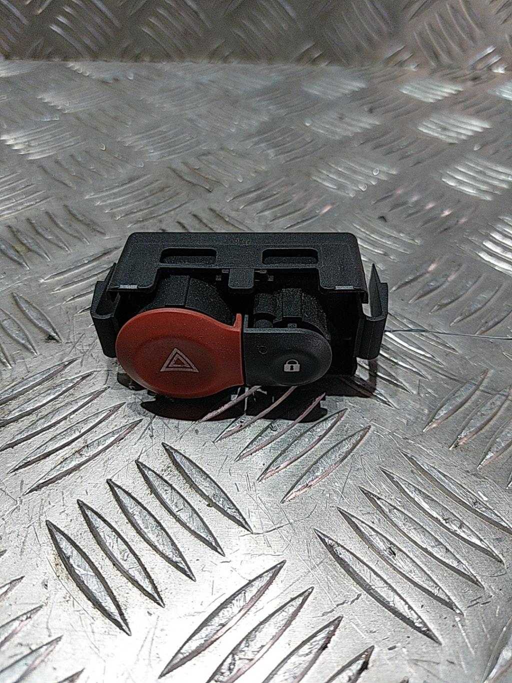 Bouton de warning RENAULT CLIO 3 PHASE 1 Diesel - 1