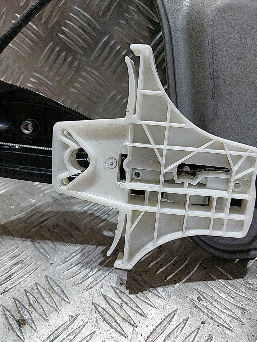 Alzacristalli manuale posteriore destro SKODA FABIA 2 PHASE 2 Diésel - 1