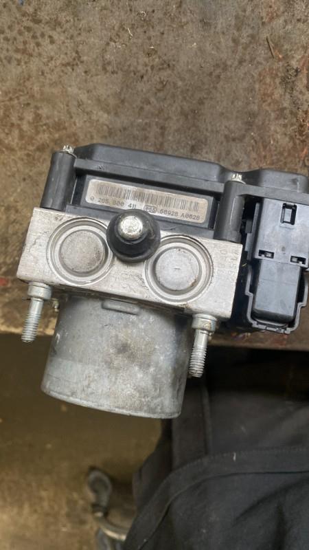 Bloc ABS (freins anti-blocage) RENAULT CLIO 3 PHASE 1 Essence - 1