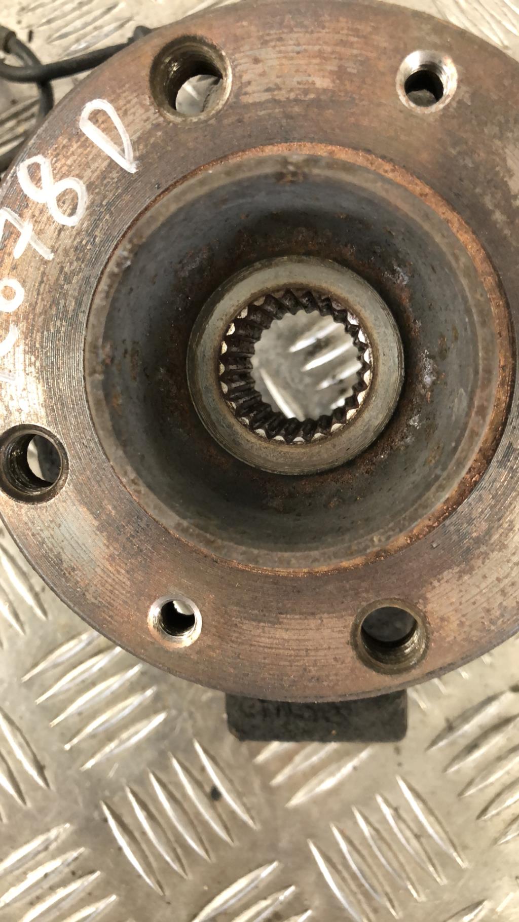 Moyeu avant droit RENAULT CLIO 3 PHASE 2  - 1