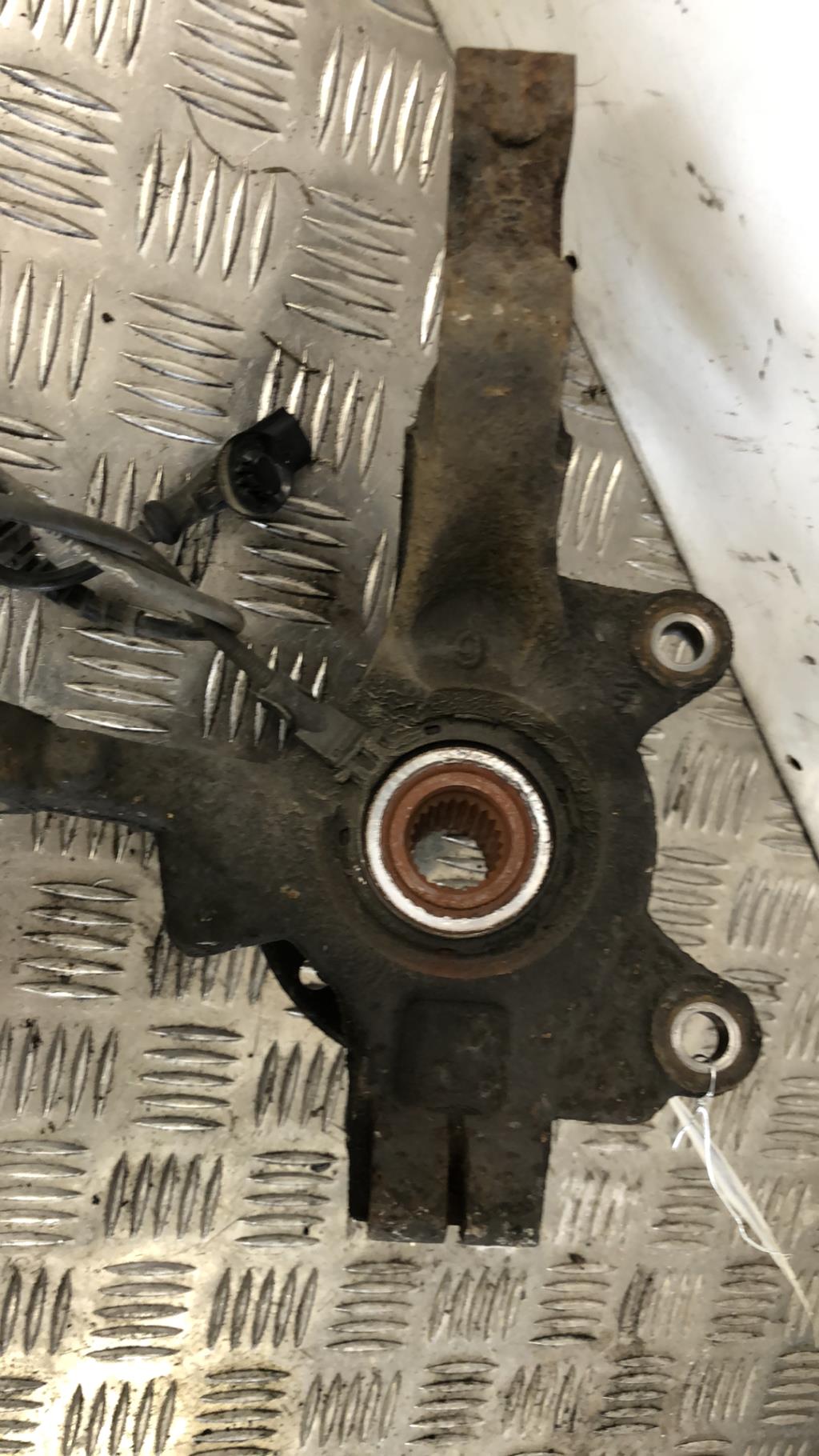 Moyeu avant gauche RENAULT CLIO 3 PHASE 2  - 1