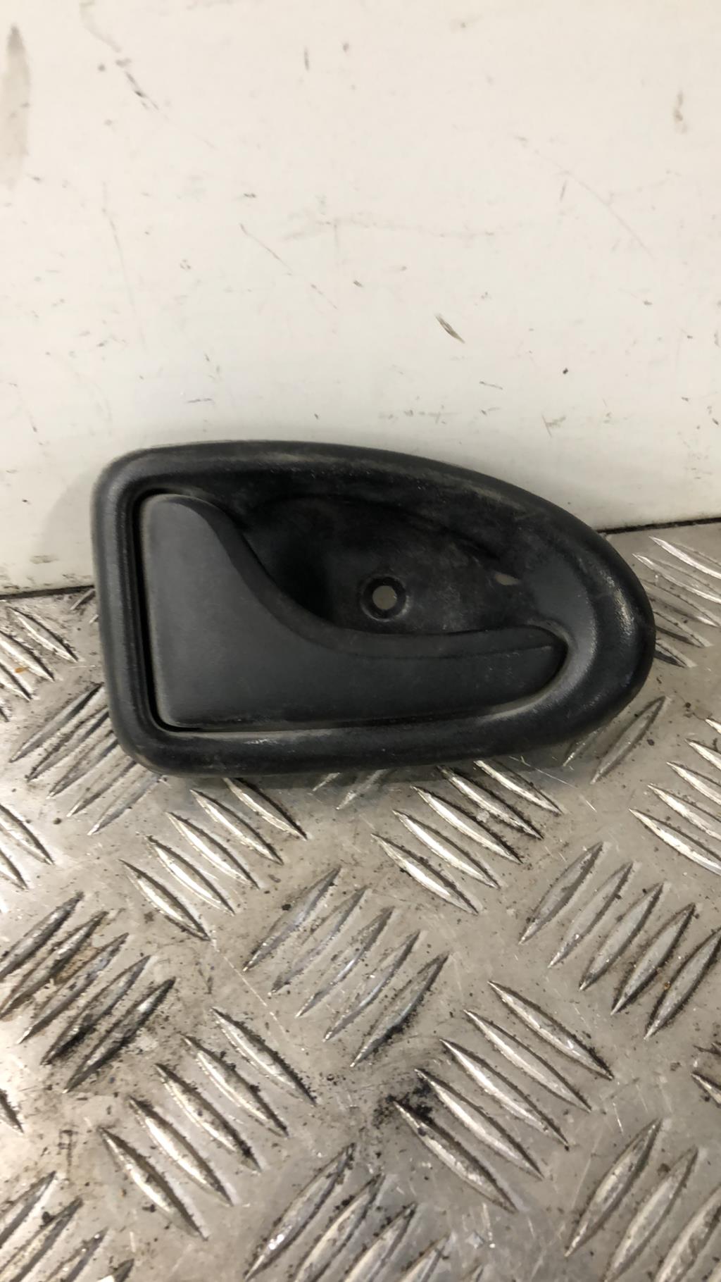 Poignee interieur avant gauche RENAULT CLIO 2 PHASE 2 Essence - 1