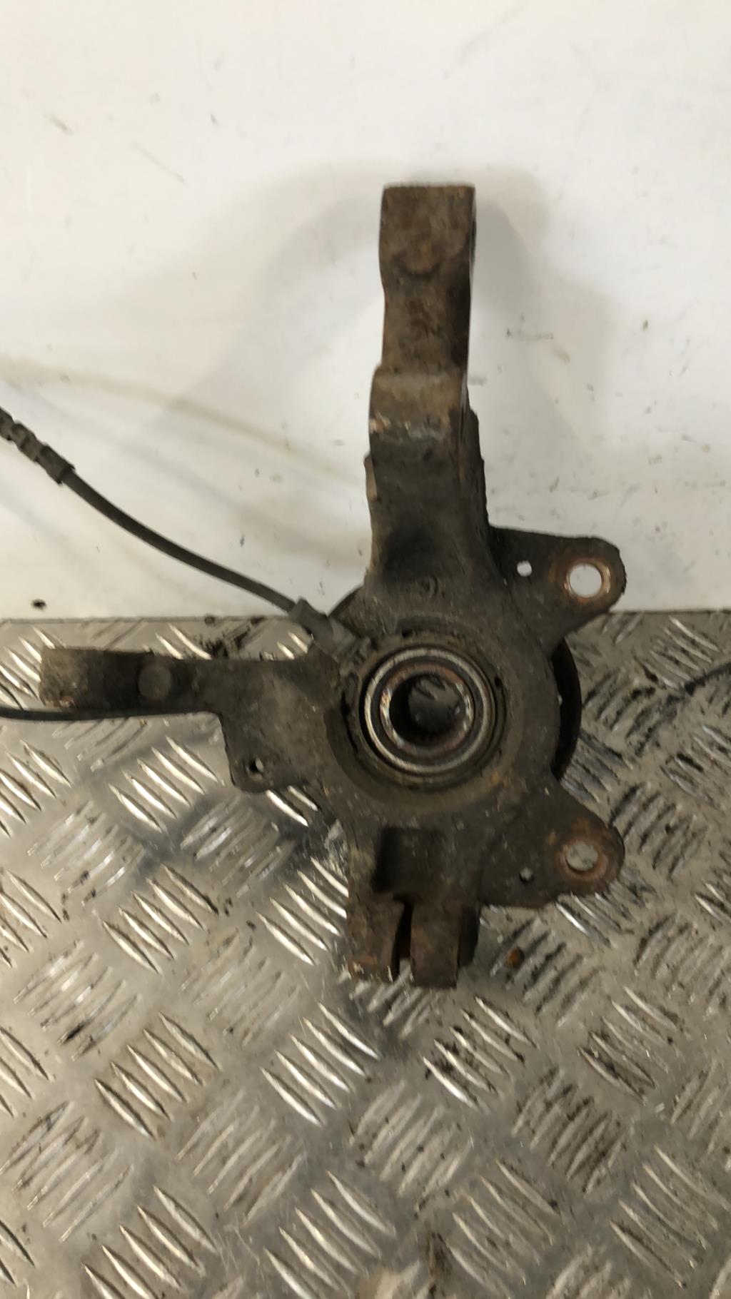 Moyeu avant gauche RENAULT CLIO 3 PHASE 2  - 1
