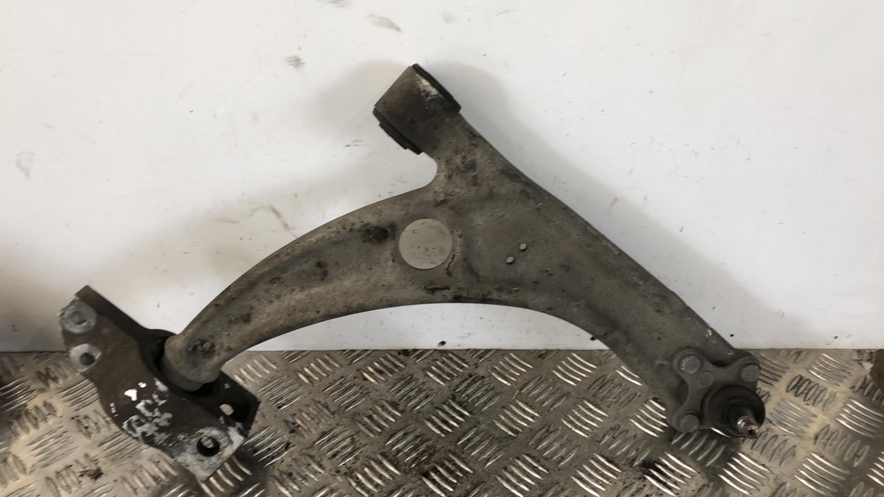 Triangle avant droit VOLKSWAGEN PASSAT 5 Diesel - 1
