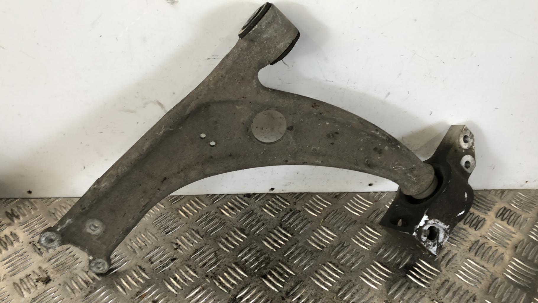 Triangle avant gauche VOLKSWAGEN PASSAT 5 Diesel - 1