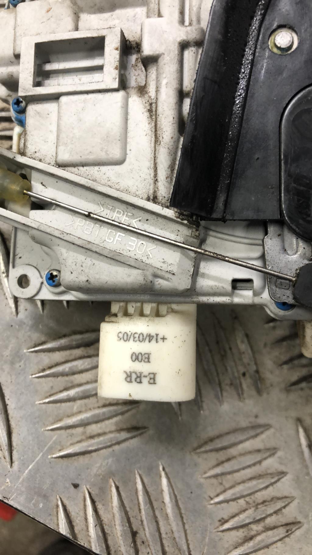 Serrure arriere droit AUDI A4 2 AVANT PHASE 2 BREAK Diesel - 1
