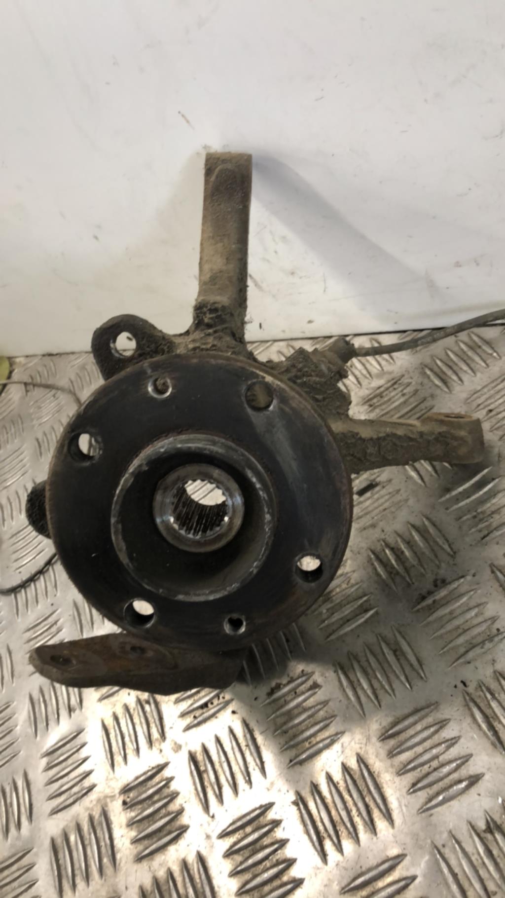 Moyeu avant gauche RENAULT TWINGO 1 PHASE 3  - 1
