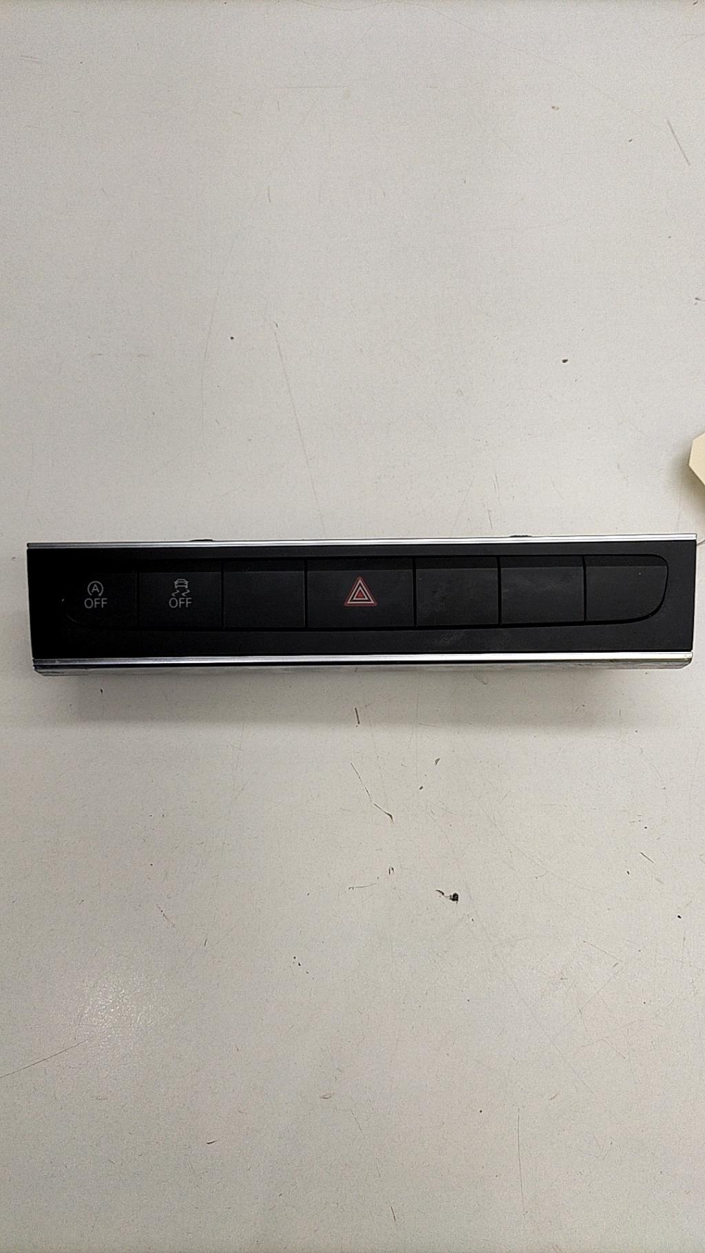 Bouton de warning AUDI A3 2 SPORTBACK PHASE 2 Diesel - 1