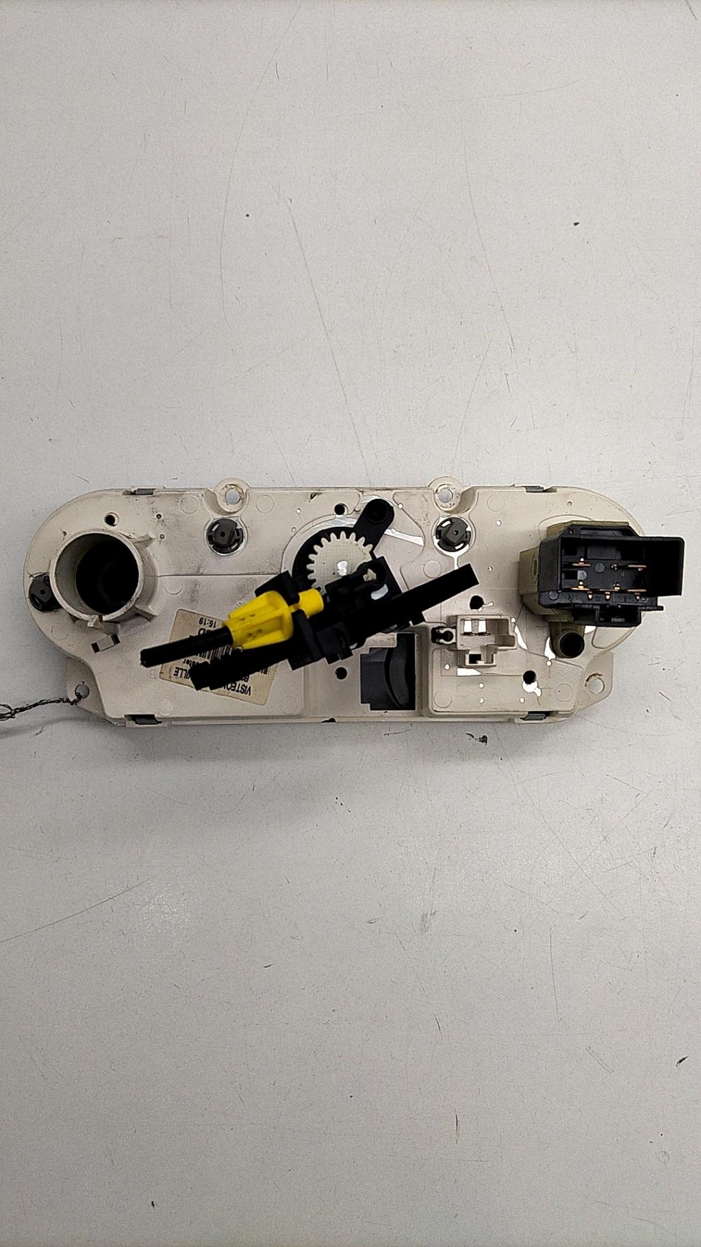 Commande chauffage FORD FIESTA 5 PHASE 1 Essence - 1