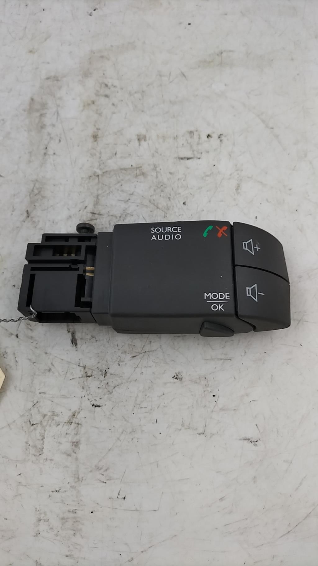 Commande autoradio RENAULT TWINGO 3 PHASE 1 Essence - 1