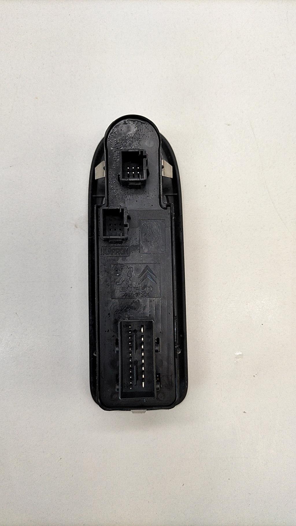 Interruttore lavacristalli anteriore sinistro PEUGEOT 508 1 SW PHASE 1 BREAK Diésel - 1