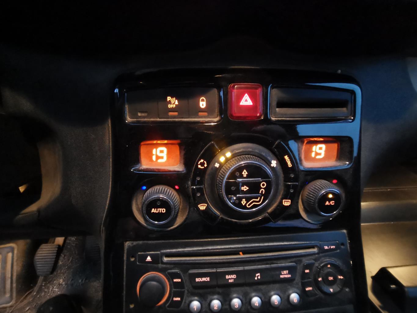 Bouton de warning CITROEN C3 PICASSO PHASE 1 Essence - 1