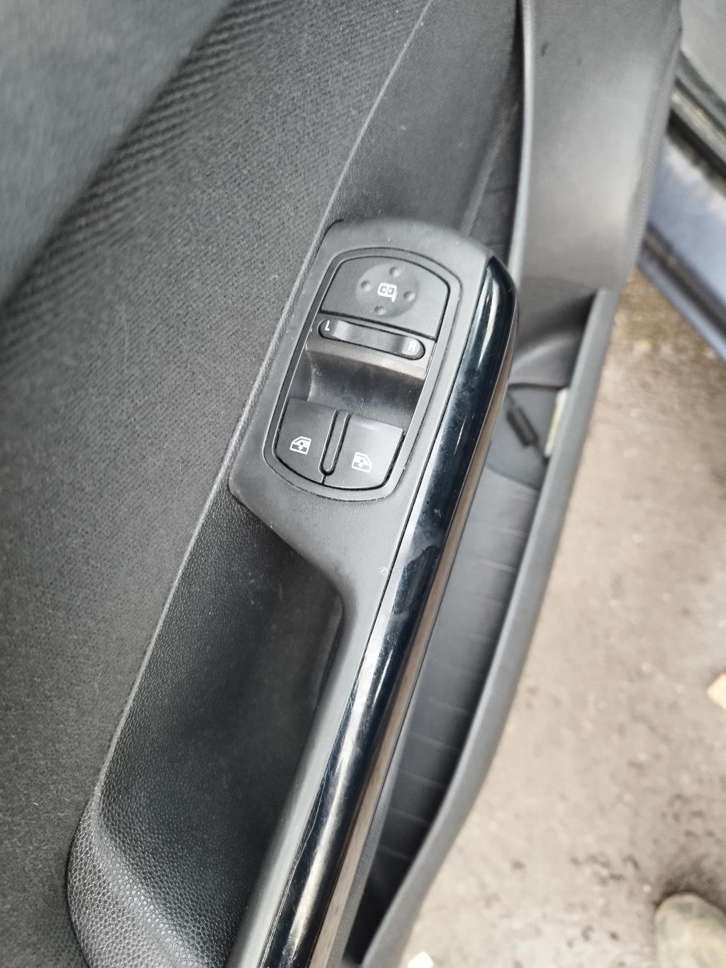 Interruttore lavacristalli anteriore sinistro OPEL CORSA D PHASE 1 Diésel - 1