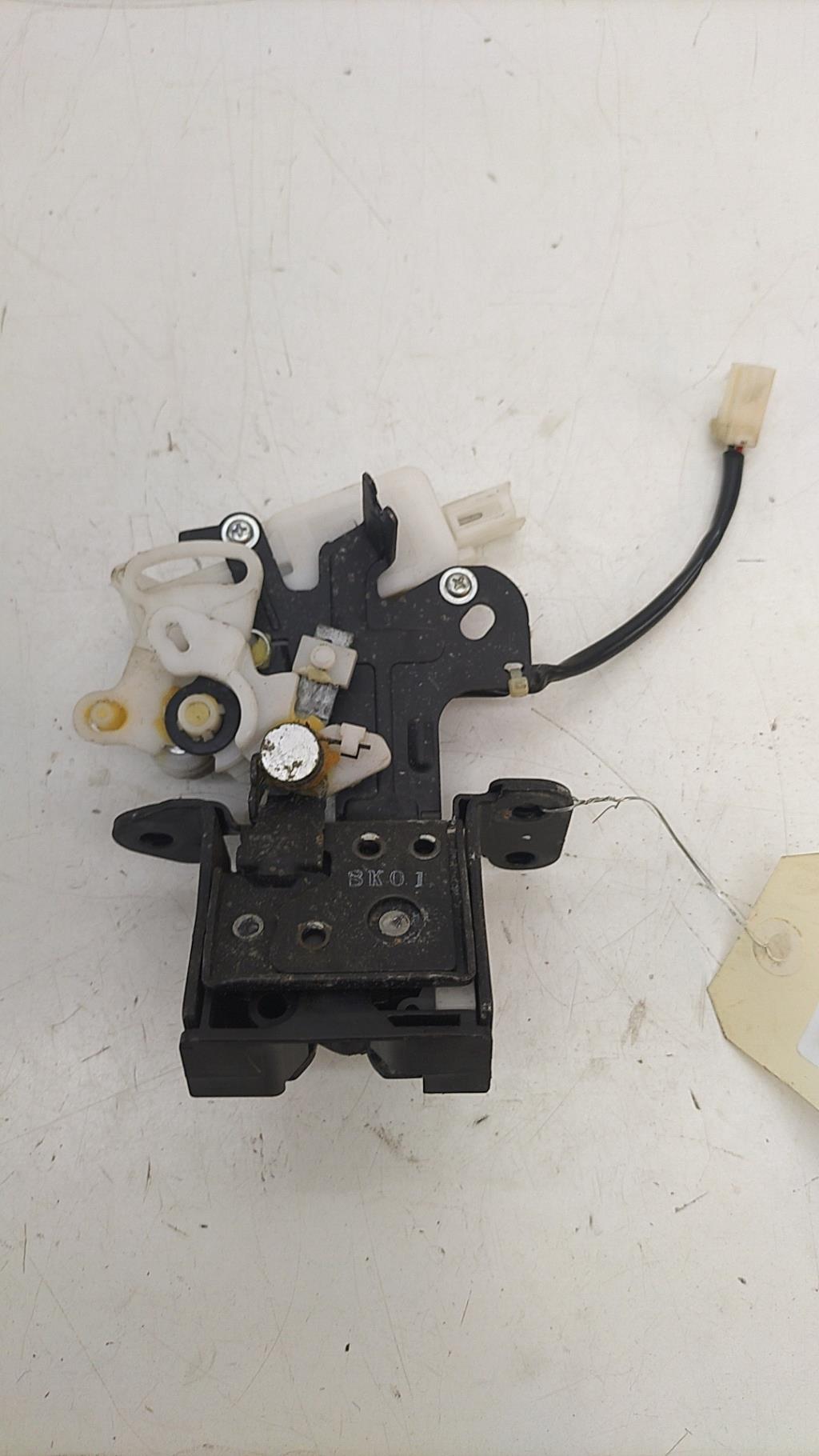 Serrure de hayon MAZDA 3 1 PHASE 2 Diesel - 1