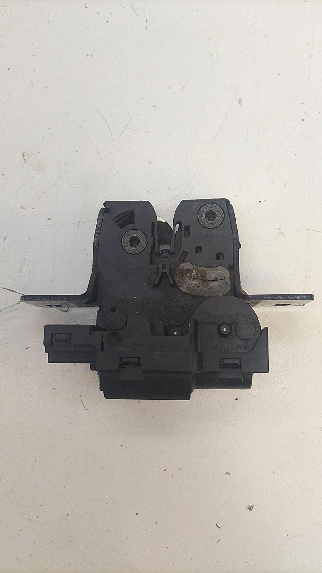 Serrure de hayon RENAULT CLIO 3 PHASE 1 Diesel - 1