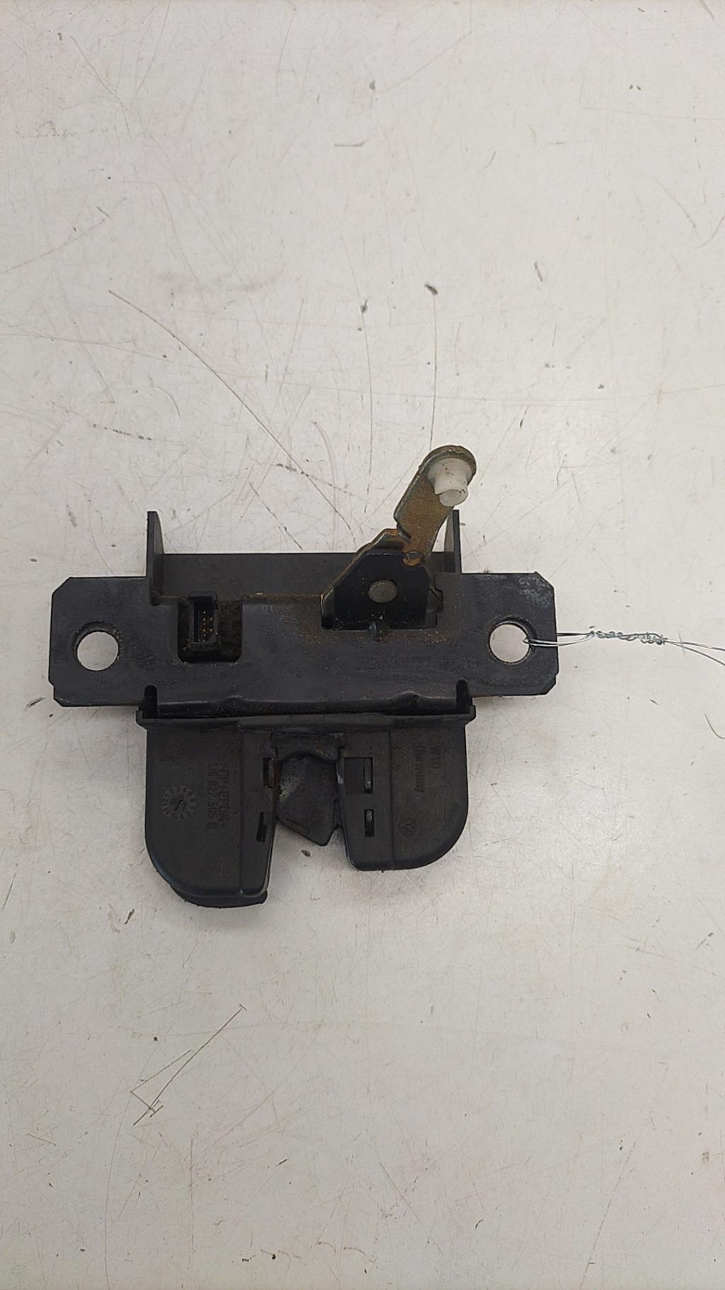 Serrure de coffre VOLKSWAGEN GOLF 4 Diesel - 1