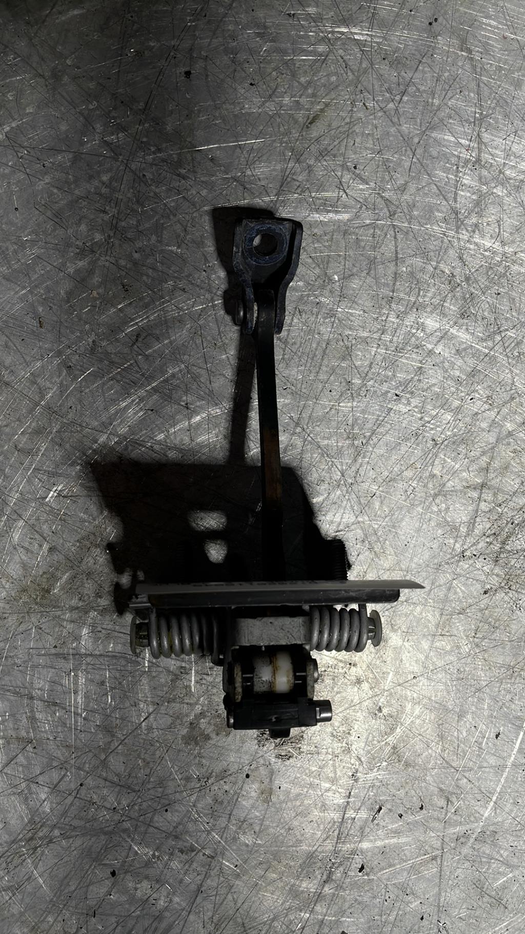 Arret de porte avant droit DS DS5 PHASE 2 Diesel - 1