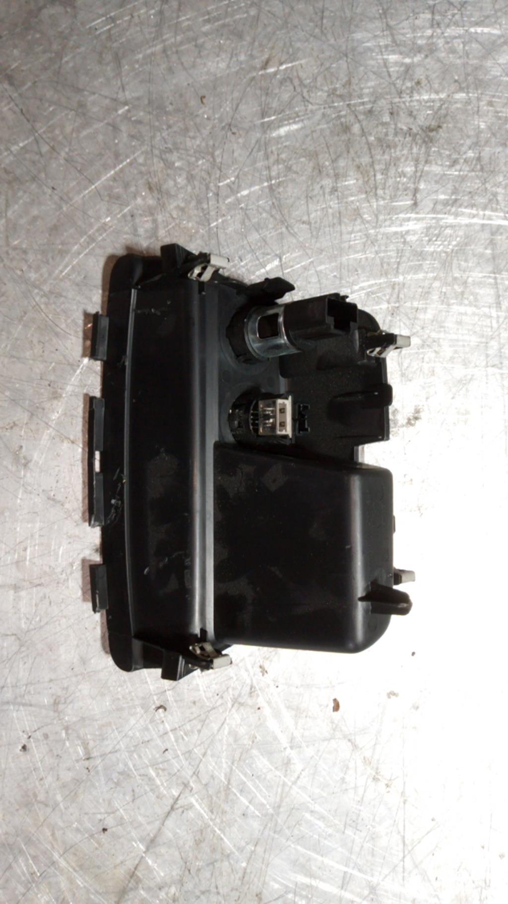 Allume cigare PEUGEOT 208 1 PHASE 1 Diesel - 1
