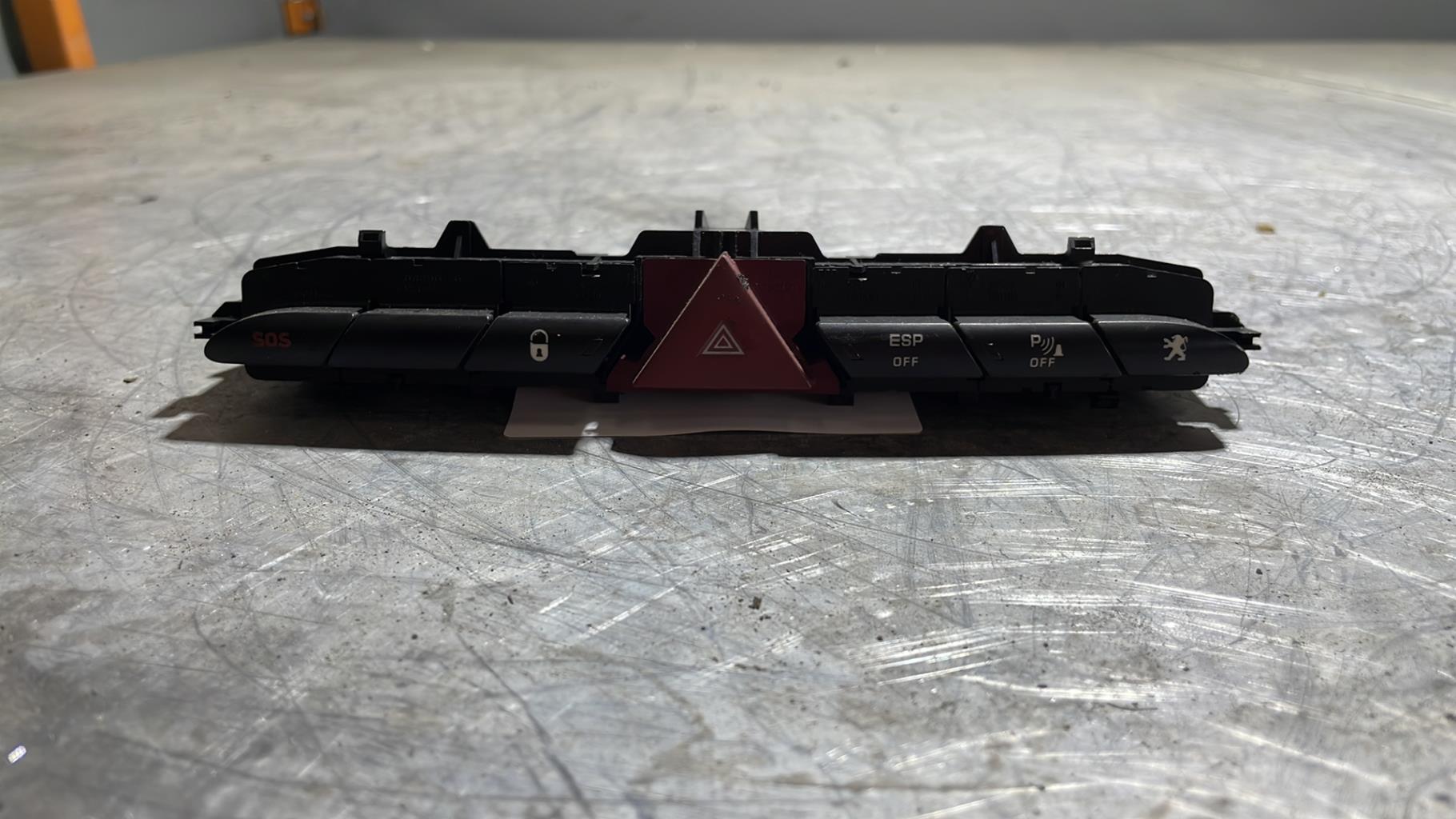 Bouton de warning PEUGEOT 308 1 PHASE 1 CABRIOLET Diesel - 1