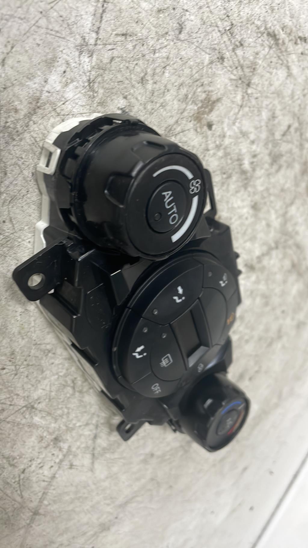 Commande chauffage FORD FIESTA 6 PHASE 2 Essence - 1