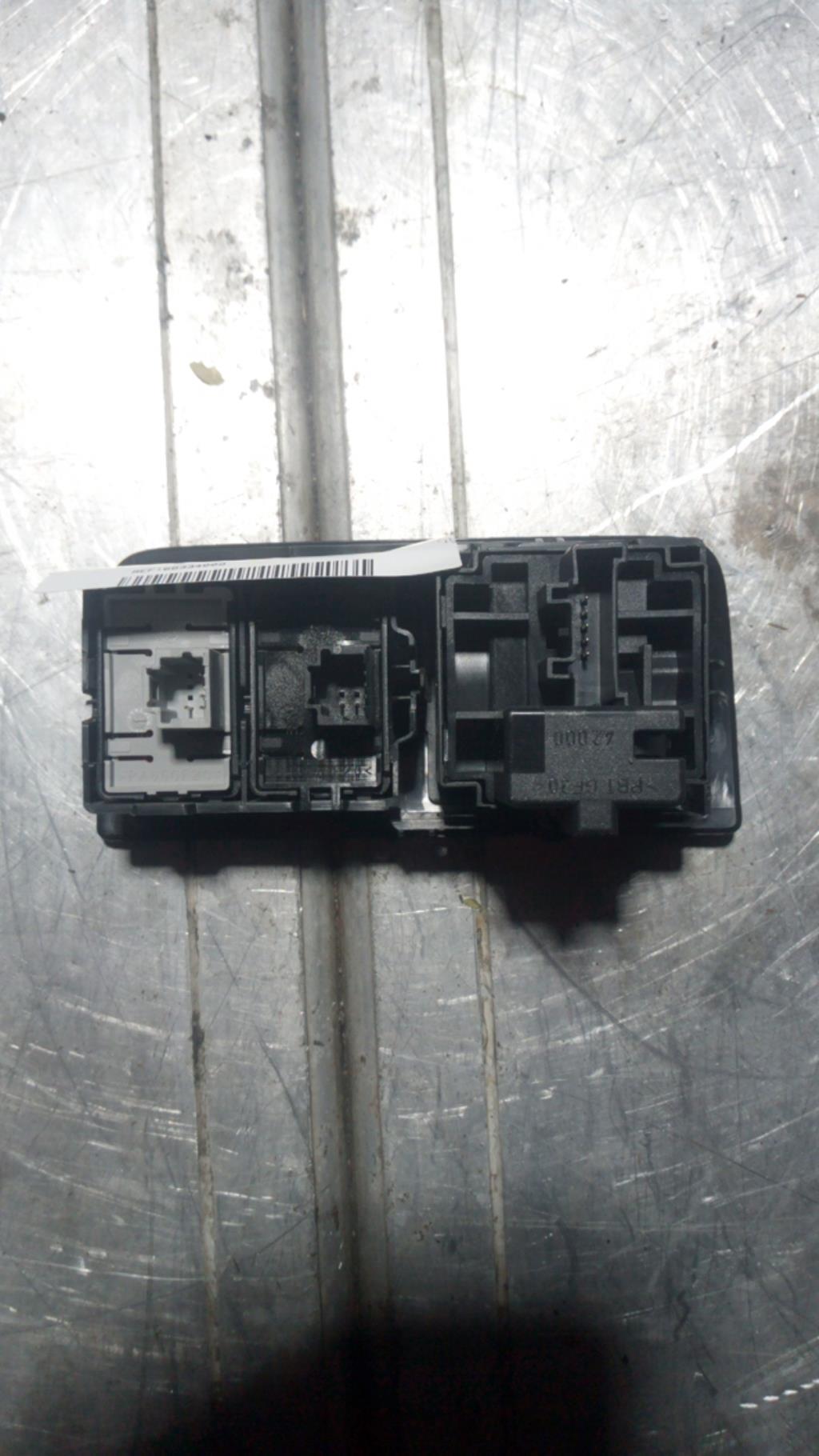 Bouton/Interrupteur RENAULT MEGANE 3 PHASE 1 COUPE Diesel - 1
