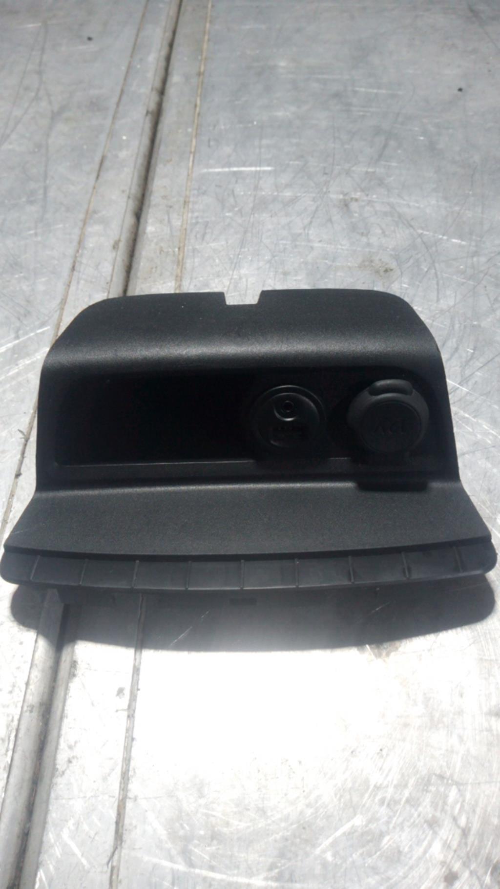 Prise port USB PEUGEOT 208 1 PHASE 1 Diesel - 1