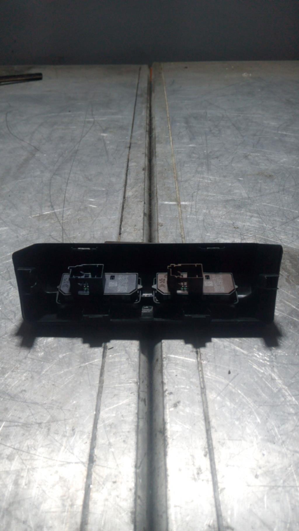 Bouton/Interrupteur PEUGEOT 5008 1 PHASE 1 Diesel - 1