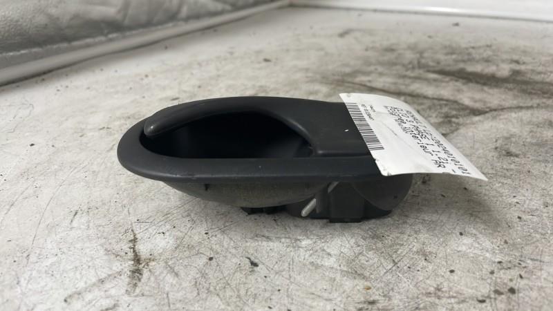 Poignee interieur arriere gauche RENAULT CLIO 3 PHASE 1 Essence - 1