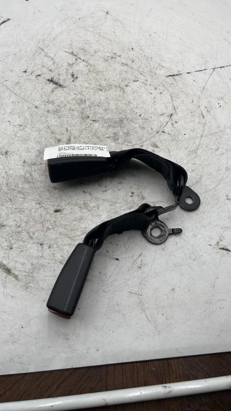 Attache ceinture arriere centrale CITROEN DS3 PHASE 1 Diesel - 1