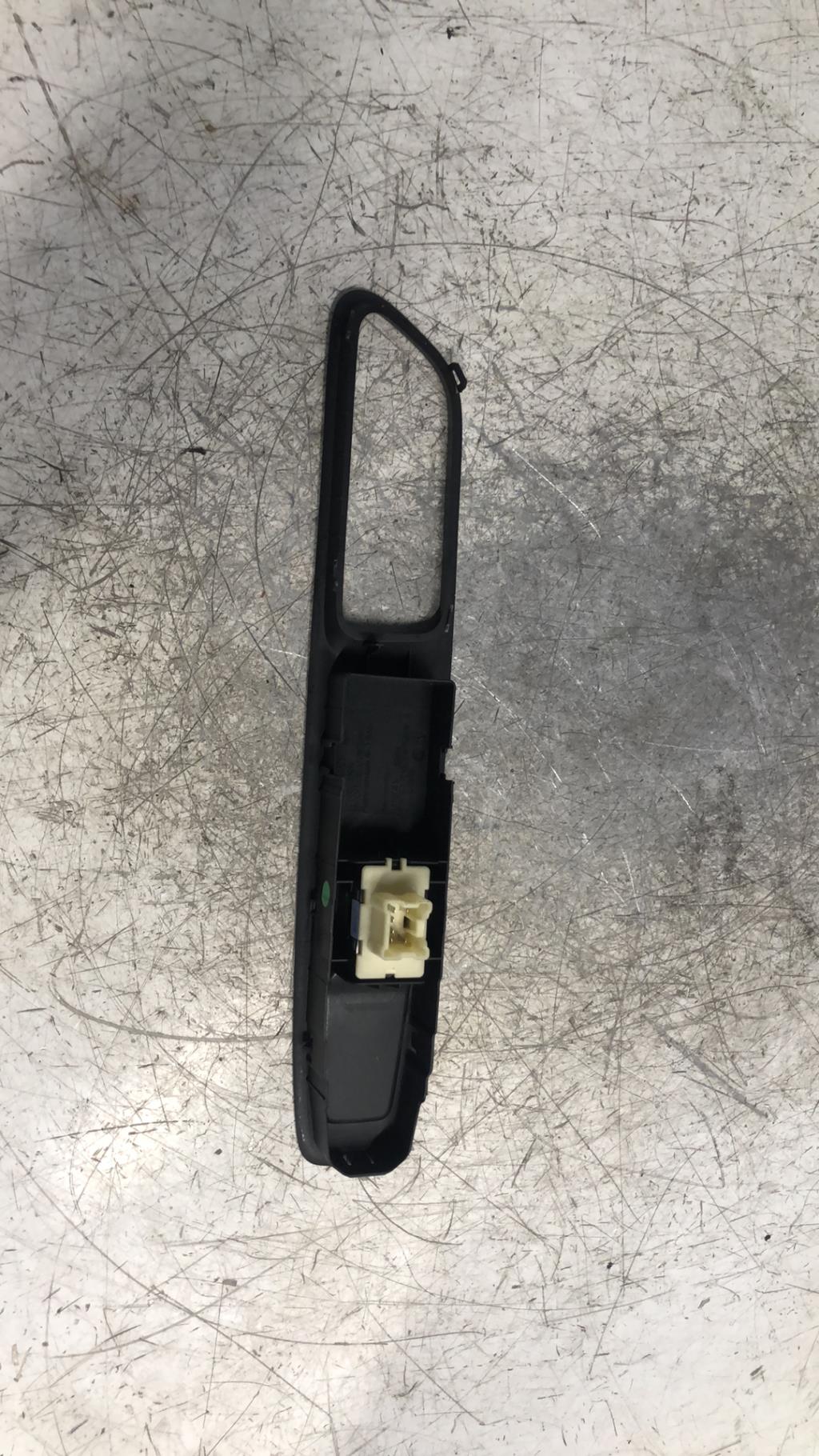 Interruttore lavacristalli anteriore destro RENAULT CLIO 4 PHASE 2 Diésel - 1