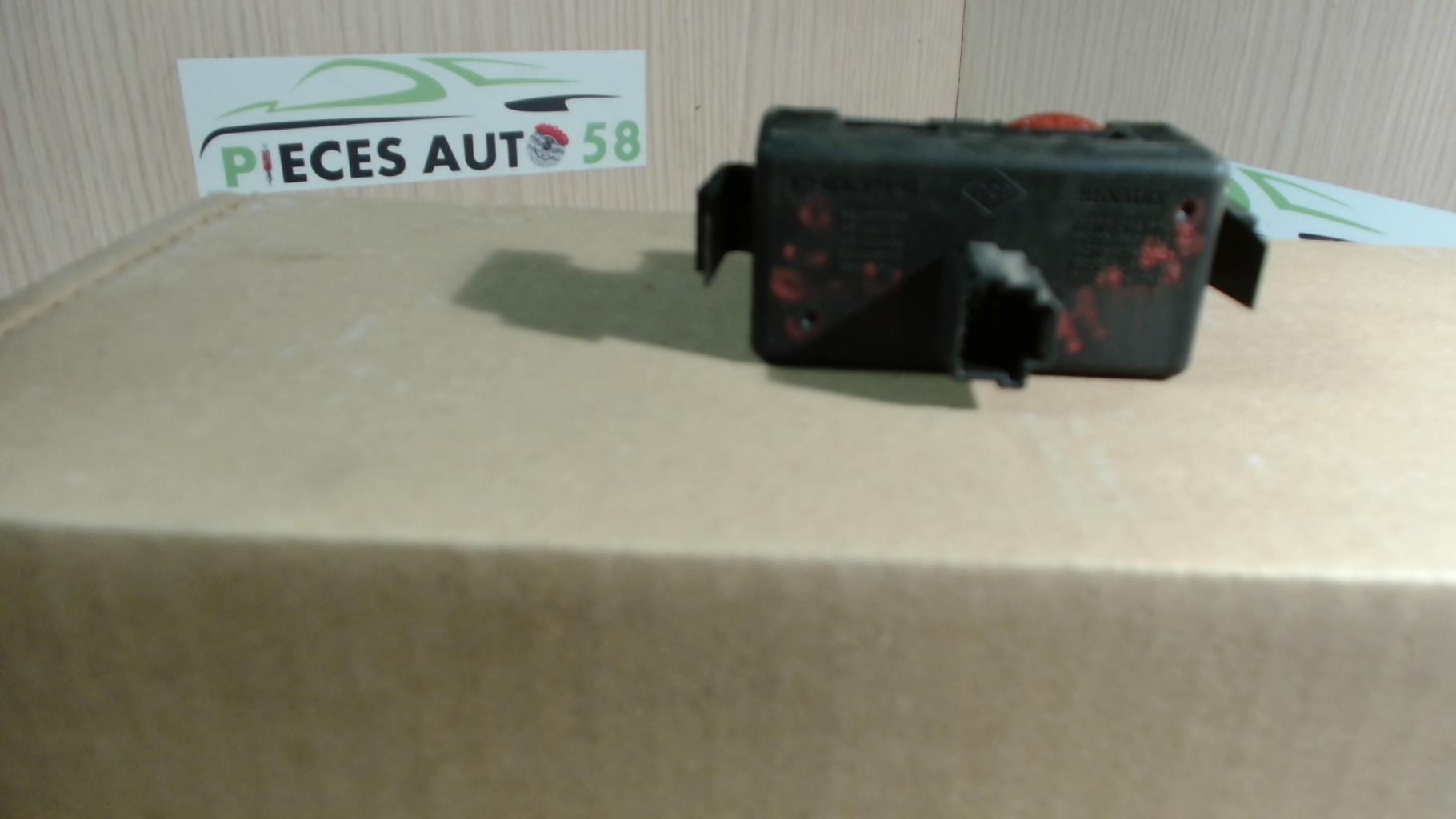 Bouton de warning RENAULT CLIO 3 PHASE 1 Essence - 1