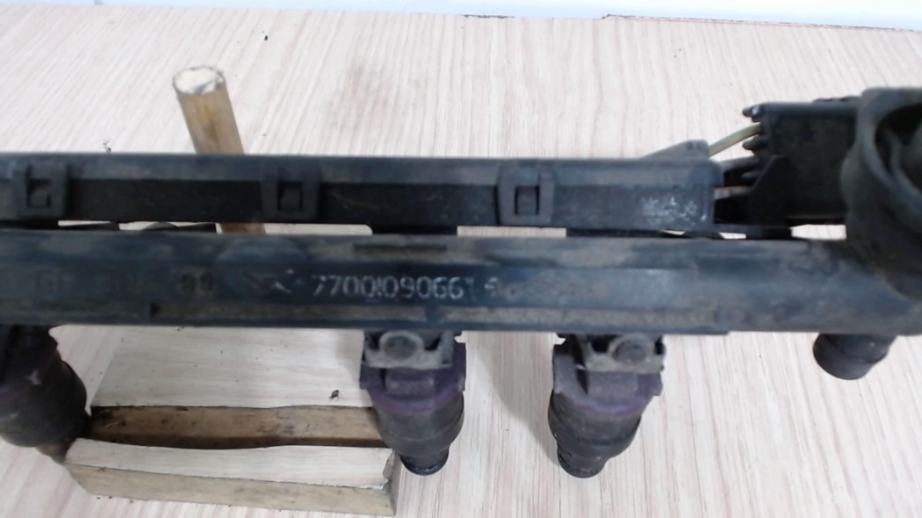 Rampe injection RENAULT CLIO 2 PHASE 1 Essence - 1
