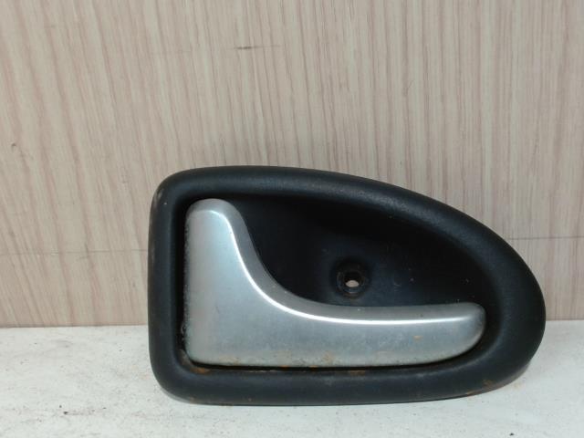 Poignee interieur avant gauche RENAULT CLIO 2 PHASE 2 Diesel - 1