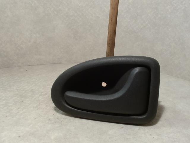 Poignee interieur avant droit RENAULT CLIO 2 PHASE 1 Essence - 1