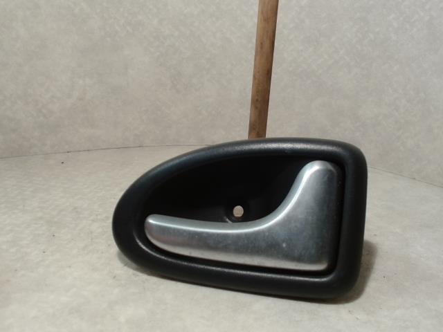 Poignee interieur avant droit RENAULT CLIO 2 PHASE 2 Diesel - 1