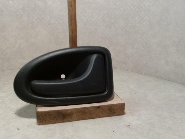 Poignee interieur avant droit RENAULT CLIO 2 PHASE 1 Essence - 1