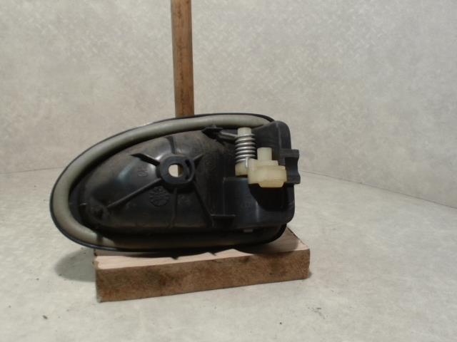 Poignee interieur avant gauche RENAULT CLIO 2 PHASE 1 Essence - 1