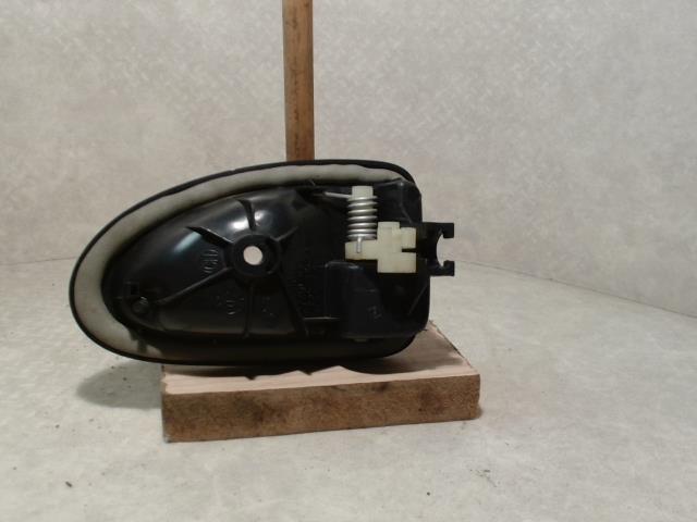 Poignee interieur avant gauche RENAULT CLIO 2 PHASE 1 Diesel - 1